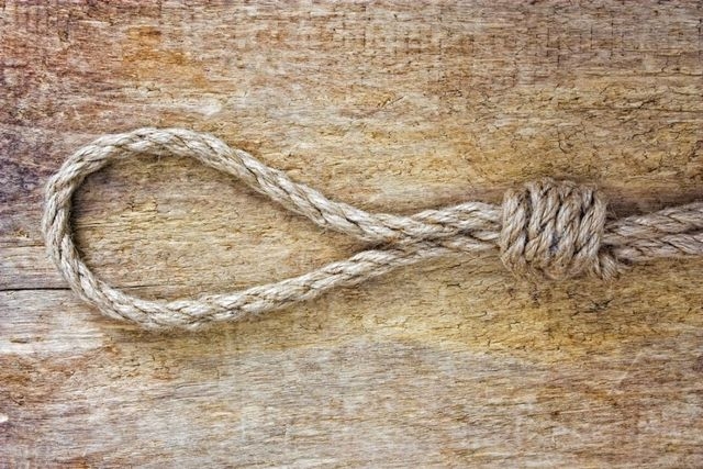 В Чаплынском районе женщина успела вытащить из петли своего мужа