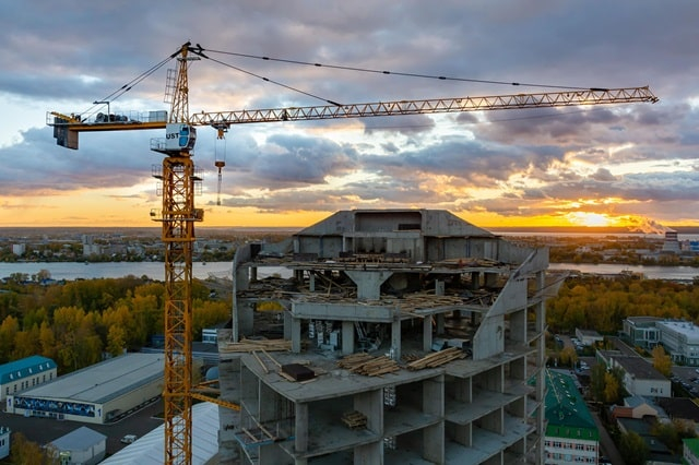 Оренда баштового крана: базова інформація й переваги