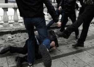 Хулиганам, которые напали на прохожих, грозит лишение свободы