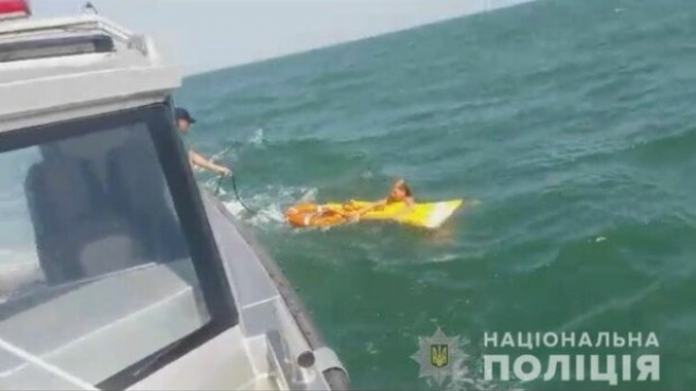 В открытом море полицейские нашли девушку на матрасе (видео)