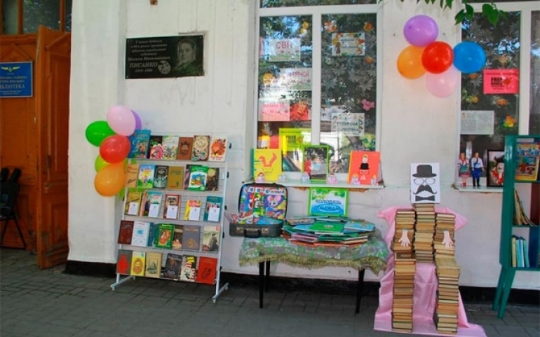 В Геническе стартовал проект «Bookcrossing» – открыта уличная библиотека