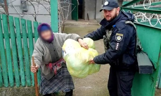 Полицейские доставили пожилым людям благотворительную помощь