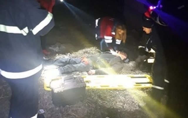 Во время нападения неизвестных с моста упал молодой человек