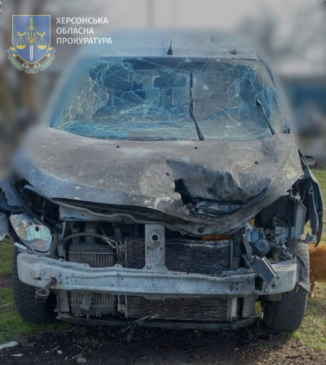 Вражеский беспилотник сбросил взрывчатку на гражданский автомобиль