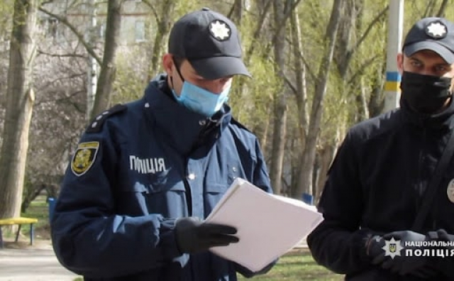 Сотрудники полиции проверяют подлинность «зеленых» сертификатов