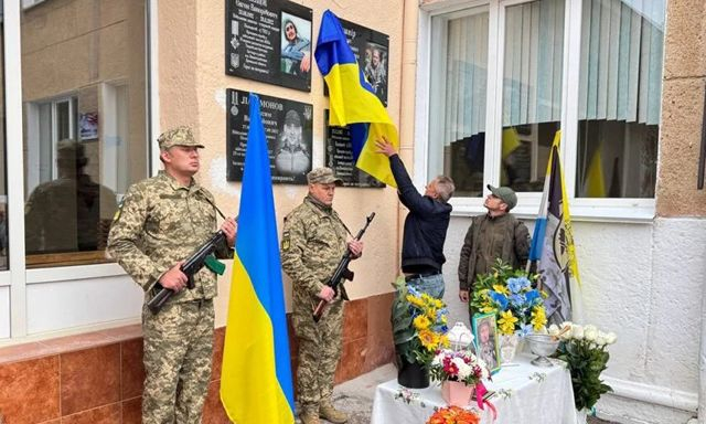 Погиб на Херсонщине – на родине павшего защитника установили мемориальную доску