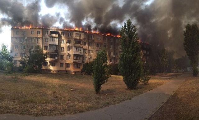 В Новой Каховке горел 5-этажный дом - полиция задержала одного из жильцов (фото, видео)