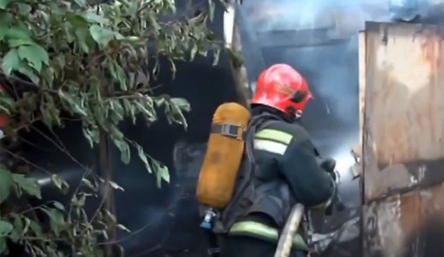 В микрорайоне ХБК едва не сгорели три частных дома