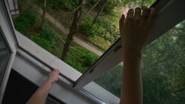 В Олешках девушка выбросилась с 9-го этажа и осталась жива