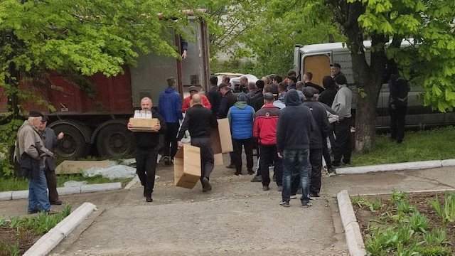 В перерыве между обстрелами в Нововоронцовскую громаду доставили гуманитарную помощь
