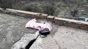 В больнице скончалась девочка, упавшая с крыши недостроенного здания