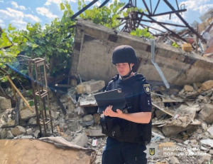 В Днепровском районе Херсона в результате сброса с дрона погибла женщина.