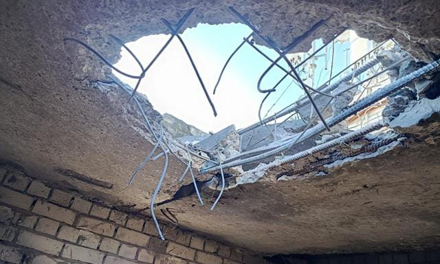 Во время вражеского обстрела Херсона тяжело ранена женщина