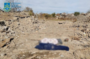 Ракетный удар россиян по Ивановке - из-под завалов достали тела погибших