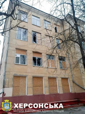 Во время артобстрела центра Херсона пострадала женщина