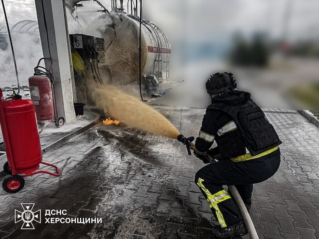 Вражеские дроны в Херсоне атаковали АЗС, автобус и грузовки
