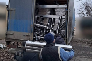 Жителям Берислава передали печки-буржуйки, в Зеленовку привезли строительные наборы