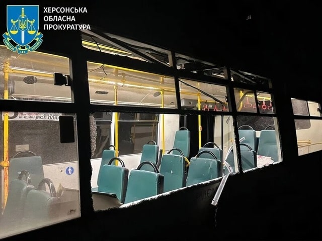 Враг в Херсоне атаковал маршрутку дроном, на центр города сбросил «КАБ»