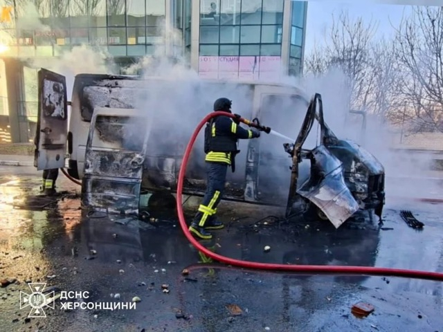 Российский дрон атаковал гражданский автомобиль и микроавтобус в Херсоне