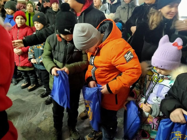 Новогодний праздник для детей из семей переселенцев прошел в Николаеве