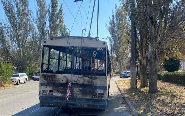 Во время обстрела в Херсоне погиб полицейский, в больнице умер пассажир троллейбуса