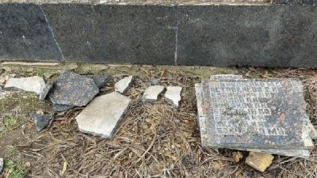Подростки повредили монумент воинам, погибшим во Второй мировой войне