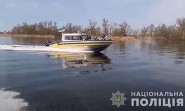 Водные полицейские спасли пьяного рыбака, заснувшего в лодке