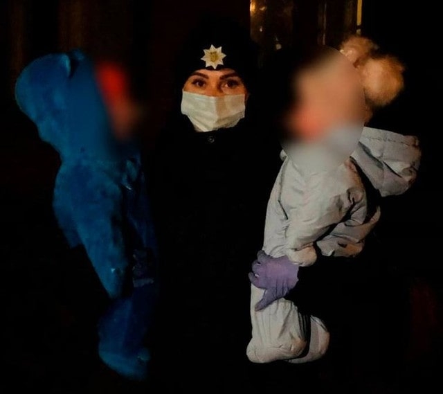 Мать бросила двух семимесячных девочек в запертом доме