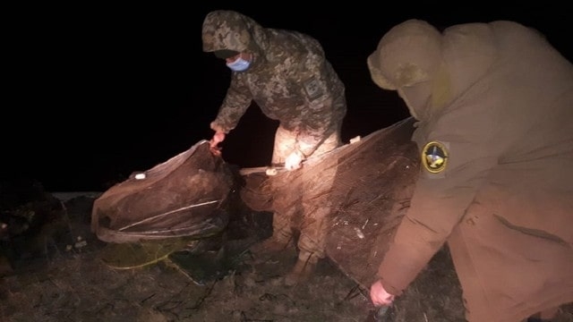 В Джарылгачском заливе обнаружено 10 браконьерских ловушек с креветками