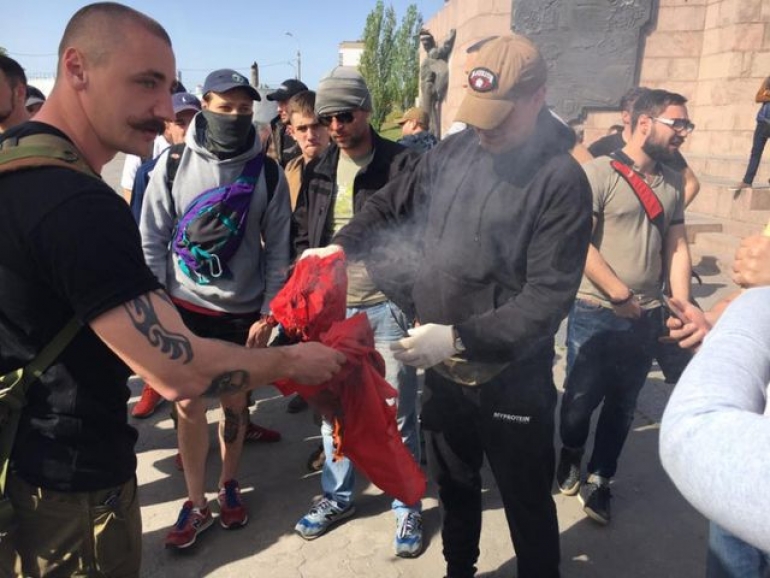 Первомай в Херсоне: немногочисленные митинги, драки и погром офиса (видео)