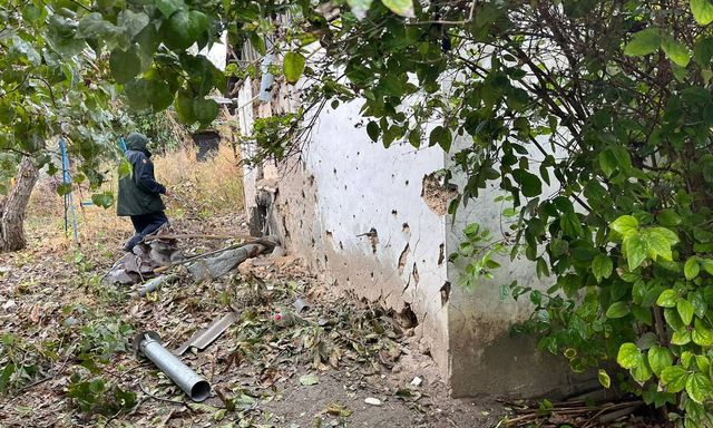 Врачи спасают жизнь 11-летней девочки, раненной при обстреле Киндиевки